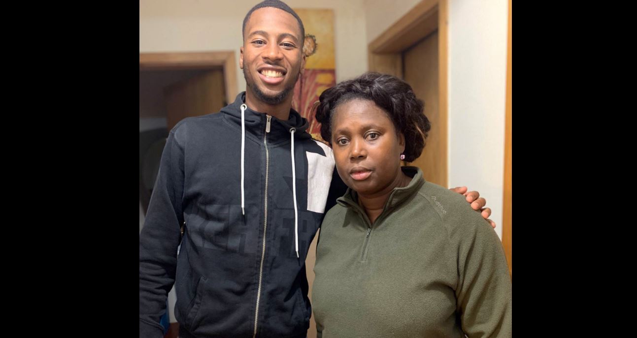  El guineano Norberto Betuncal "Beto" (i), posa junto a su madre (d), con la que reside en el humilde barrio lisboeta de Tires, en una foto facilitada por él mismo. (Foto Prensa Libre: EFE)