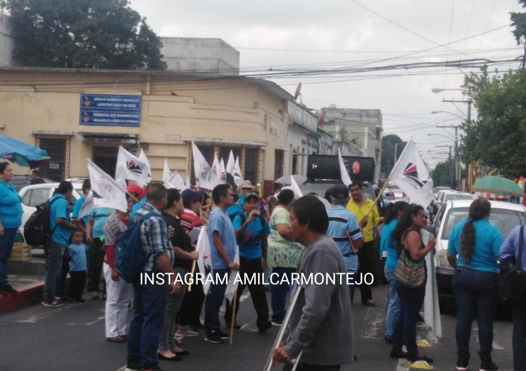 Salubristas se desplazaban en la zona 1 hacia el Congreso de la República. (Foto Prensa Libre: Amílcar Montejo).