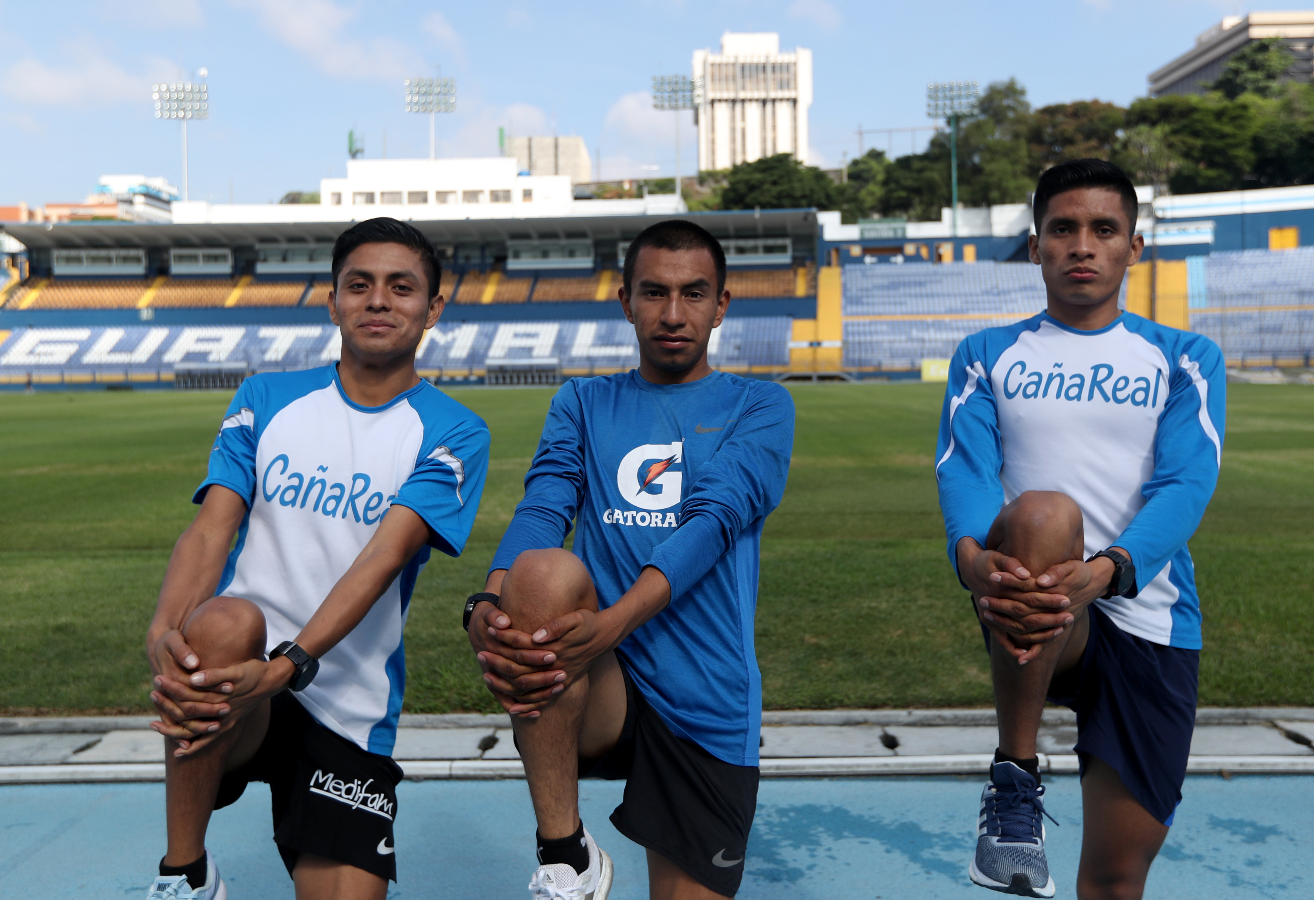 Williams Julajuj (izquierda), Aberto González (centro) y Mario Pacay se preparan para El Medio Maratón de Cobán. (Foto Prensa Libre: Carlos Vicente )