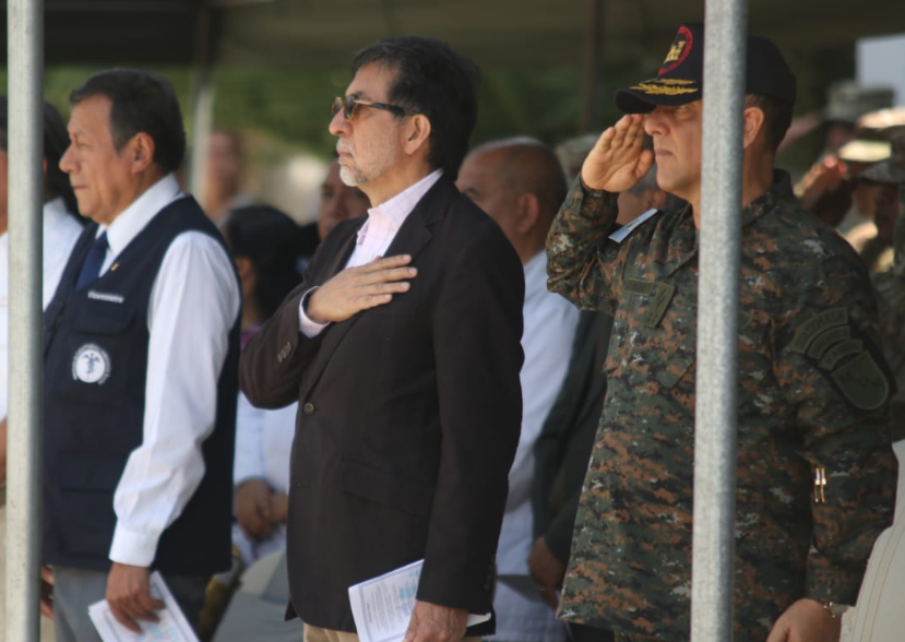 El embajador de Estados Unidos en Guatemala, Luis Arreaga, -al centro- participa en acto protocolario en Huehuetenango. (Foto Prensa Libre: Mike Castillo). 