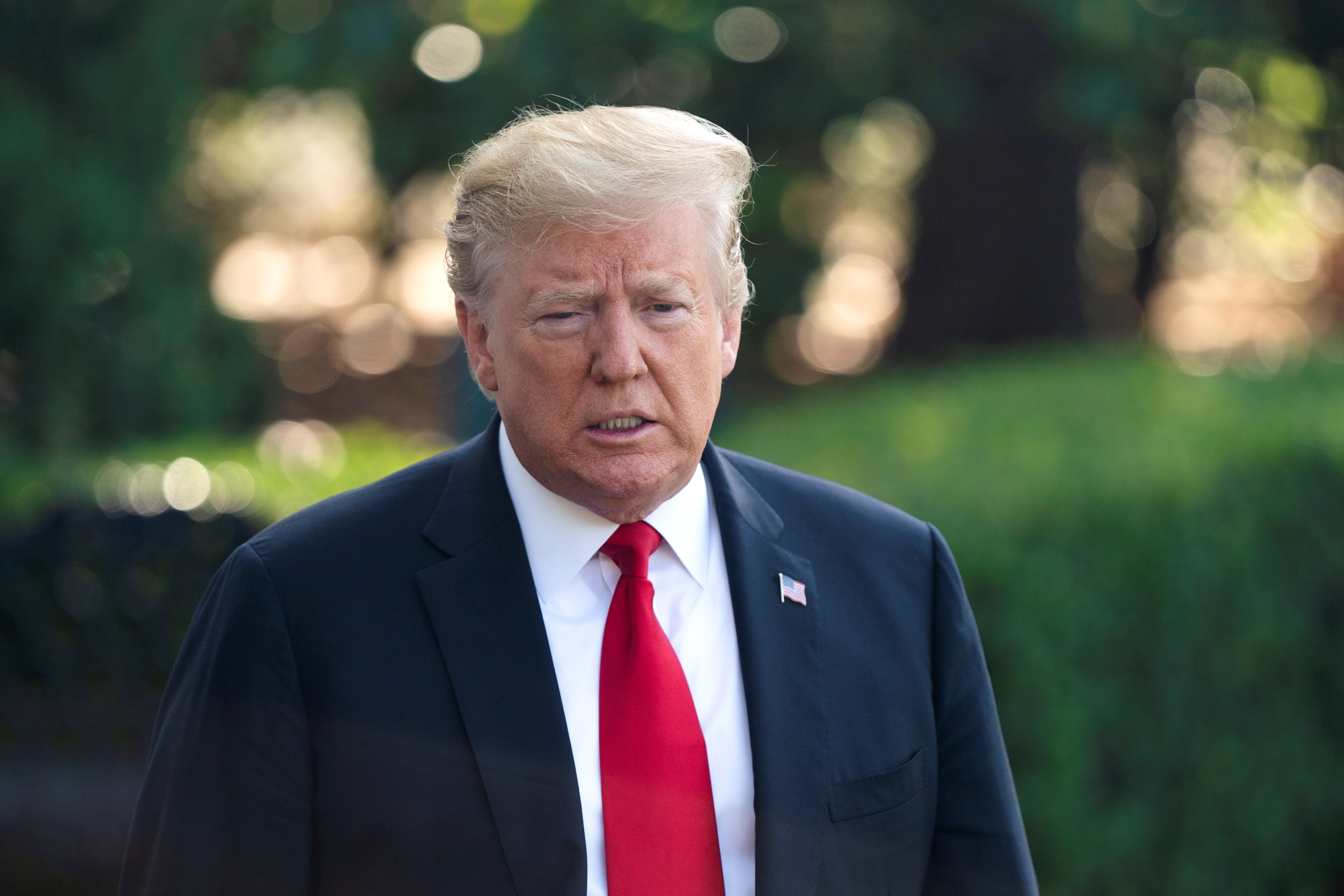 Donald J. Trump, presidente estadounidense, habla con los medios a su salida de la Casa Blanca, antes de viajar al estado de Colorado, en Washington. (Foto Prensa Libre: EFE)