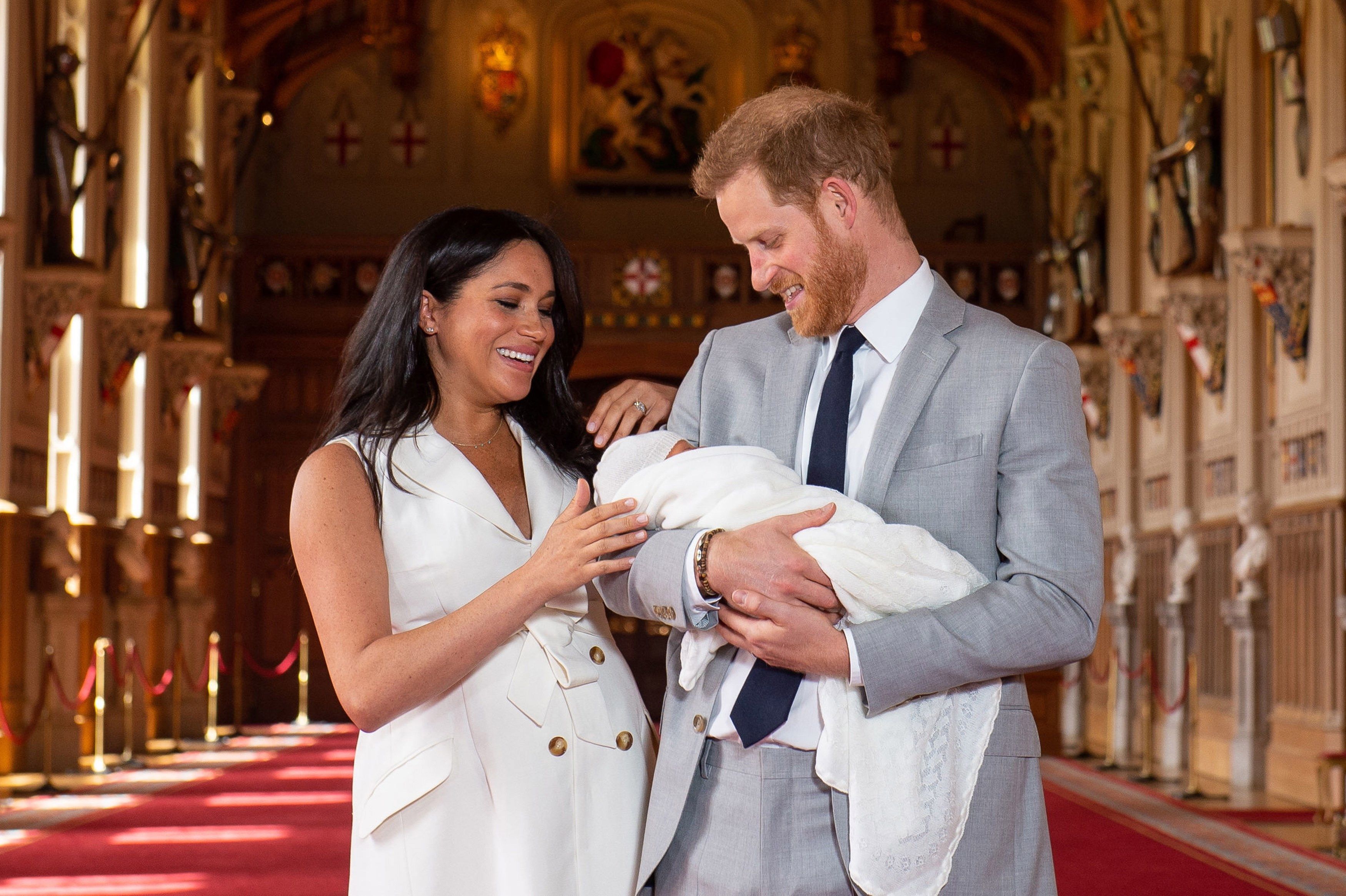 El príncipe Enrique de Inglaterra y la duquesa de Sussex, Meghan Markle, presentan a su hijo recién nacido,( Foto Prensa Libre: EFE)