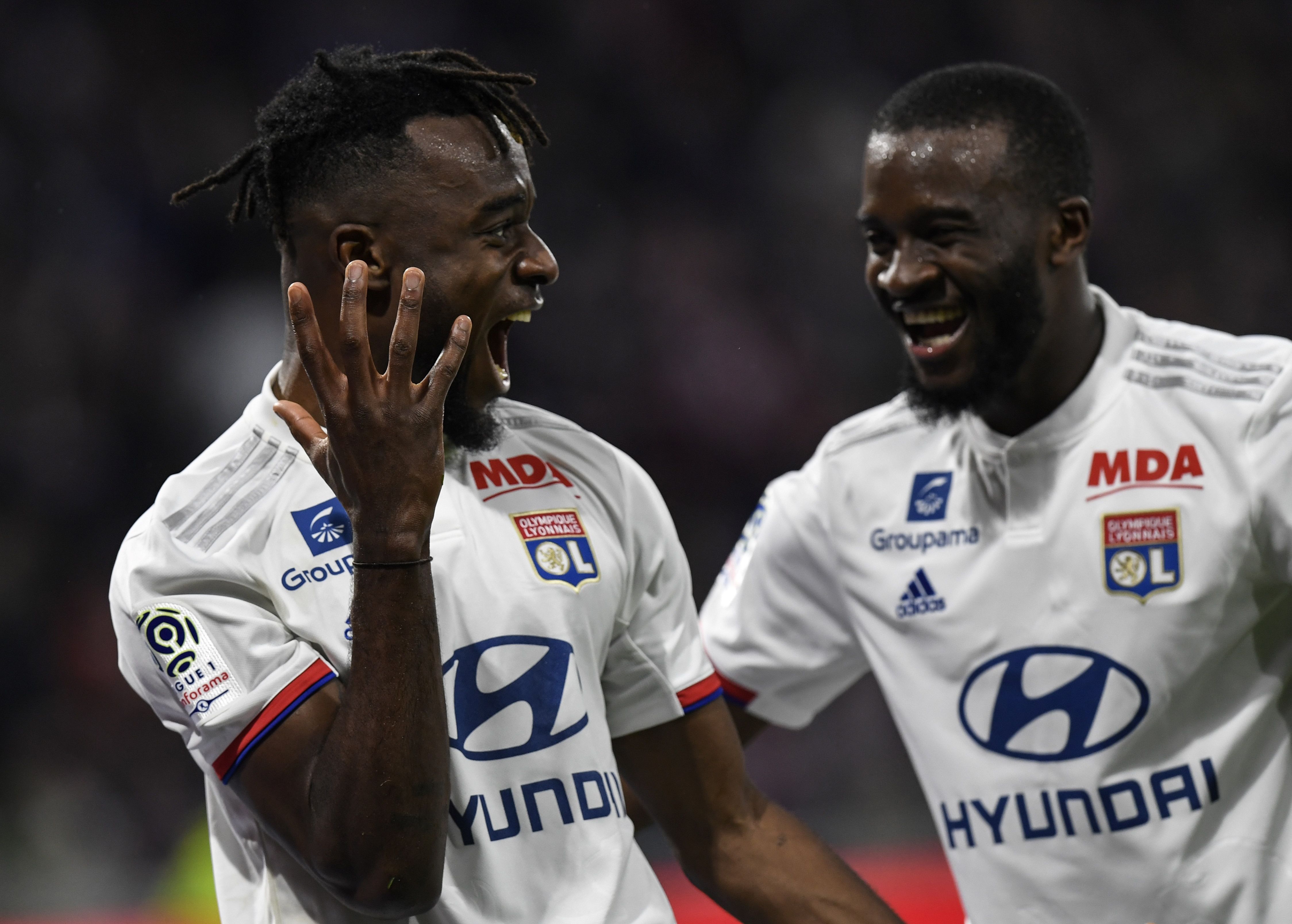 Jugadores del Lyon festejan después de haber vencido 4-0 al Caen. (Foto Prensa Libre: AFP).