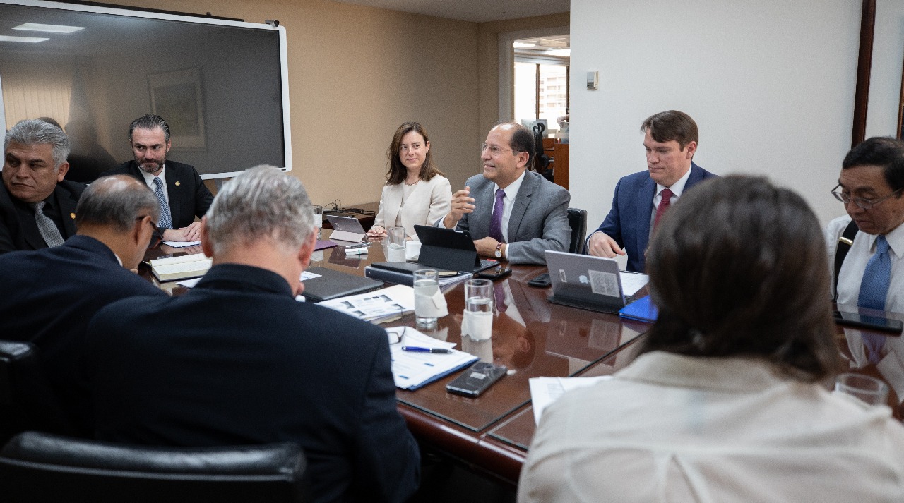 La misión del Fondo Monetario Internacional (FMI), que se encuentra en Guatemala, está encabezada por Esther Pérez Ruiz, quien sostuvo reuniones con autoridades del Ministerio de Economía. (Foto Prensa Libre: cortesía Ministerio de Economía)