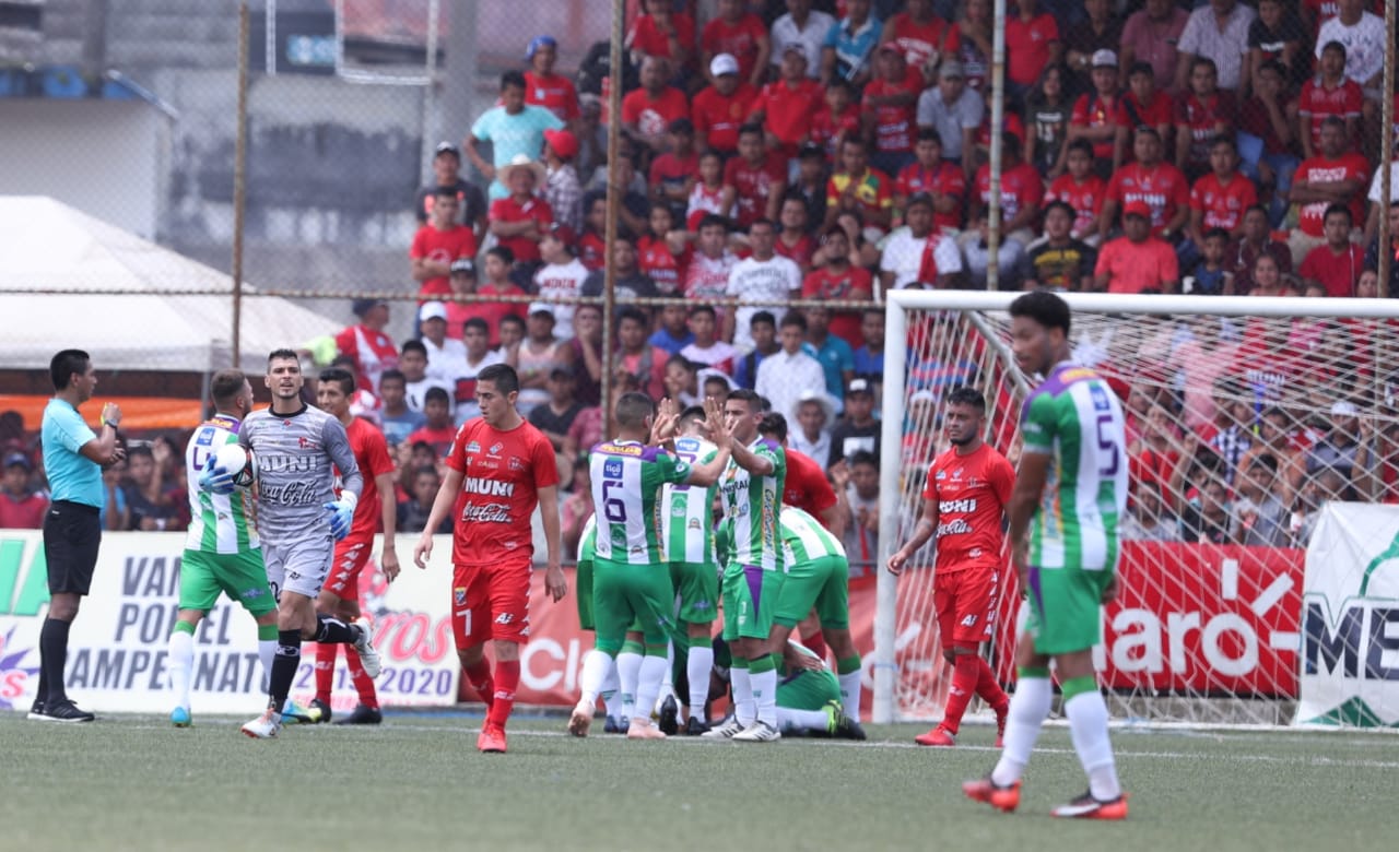 Los jugadores de Antigua celebran la anotación de Alejandro Galindo. (Foto Prensa Libre: Francisco Sánchez).