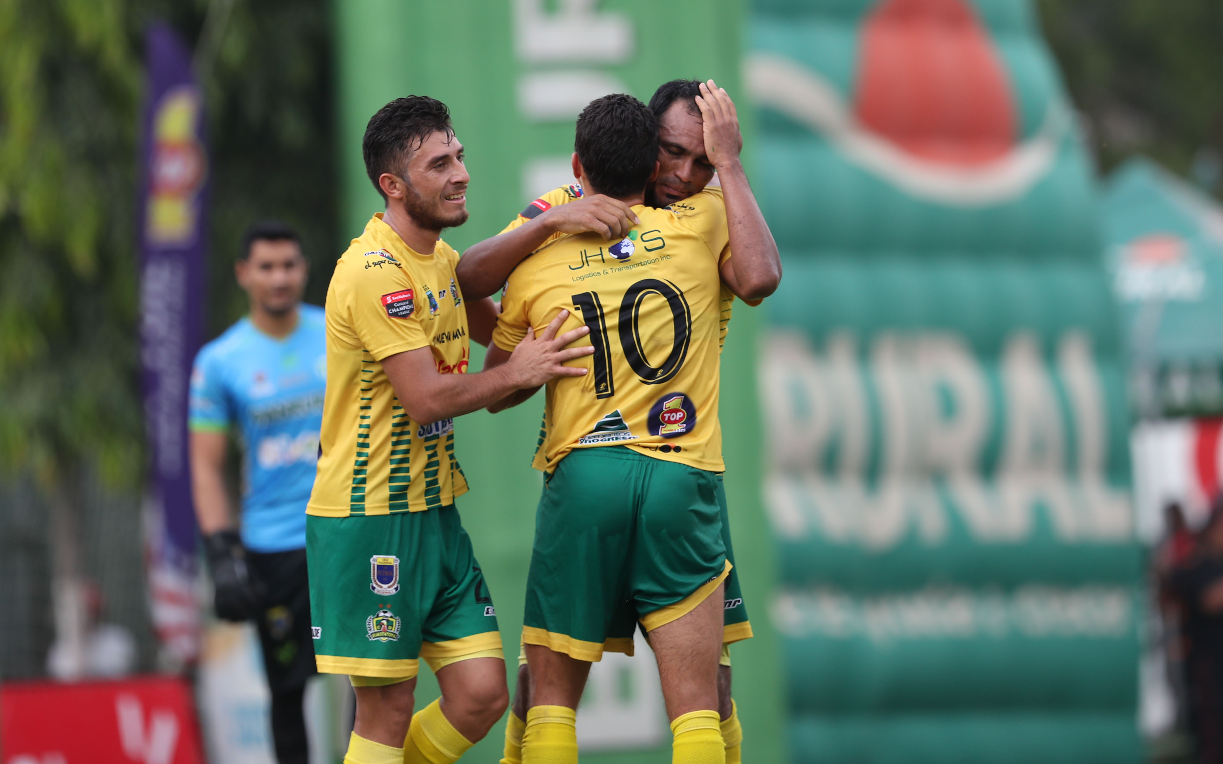 Ángel Rodríguez festeja con sus compañeros después de anotar el gol del triunfo. (Foto Prensa Libre: Francisco Sánchez)