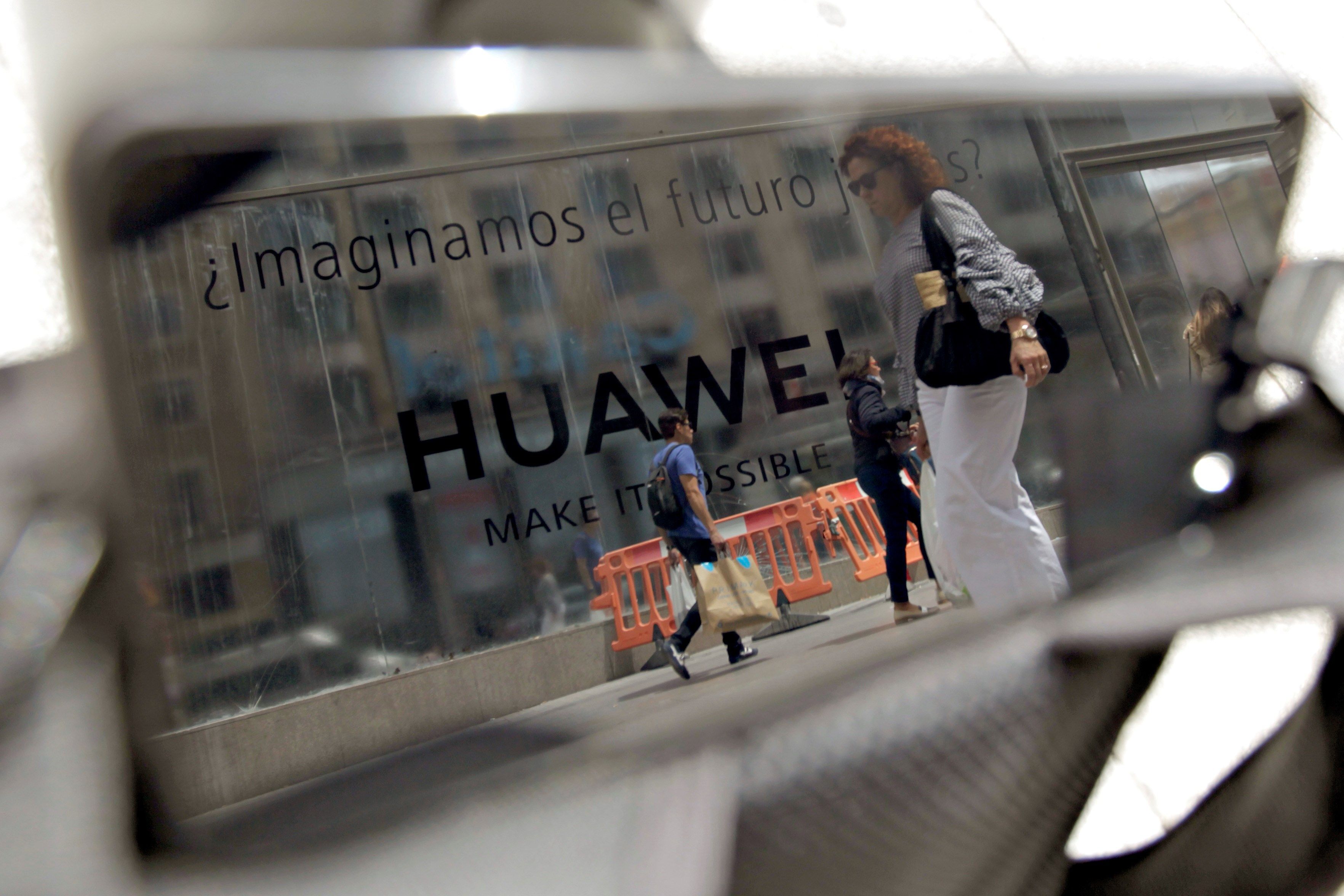 La empresa Huawei mantiene el lanzamiento de su primer móvil con pantalla plegable, para junio, pese al anuncio de Google y otras tecnológicas estadounidenses de dejar de vender componentes y software al gigante chino. (Foto Prensa Libre: EFE)