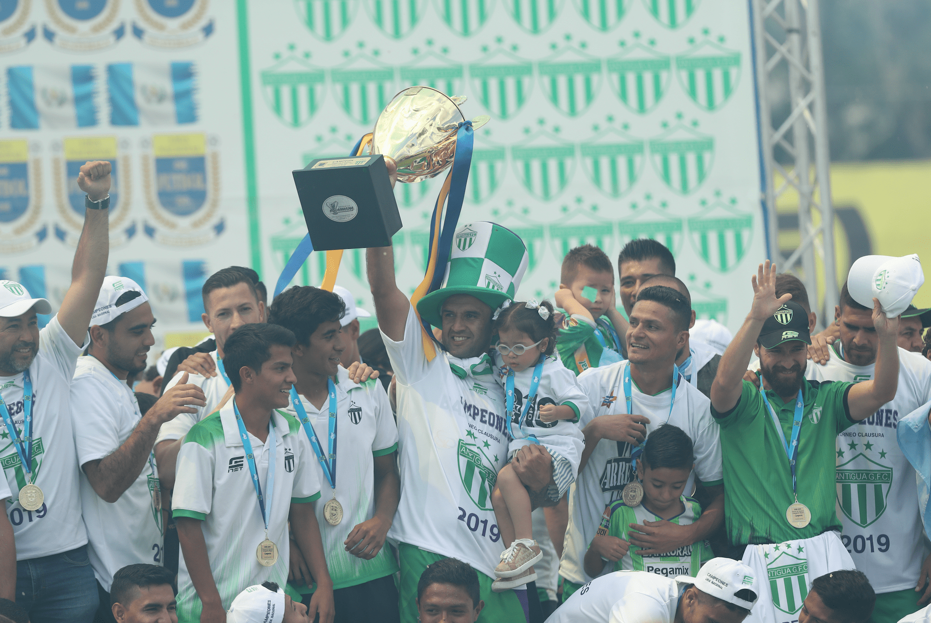 José Manuel Contreras junto a sus compañeros de equio con el trofeo de campeón del Clausura 2019. (Foto Prensa Libre: Francisco Sànchez) 