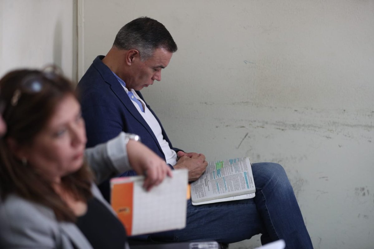 El expresidente del IGSS, Juan de Dios de la Cruz Rodríguez estuvo leyendo durante la audiencia. (Foto Prensa Libre: Carlos Hernández)