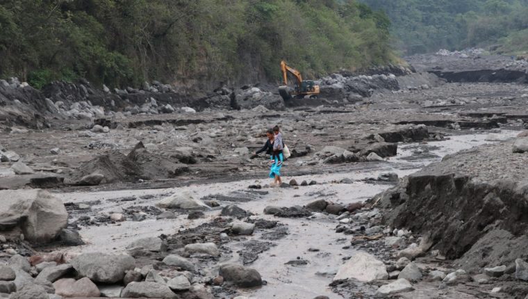 El material que baja del Volcán de Fuego en varias ocasiones ha dejado aisladas varias comunidades asentadas en las cercanías del coloso. (Foto Prensa Libre: Hemeroteca PL).