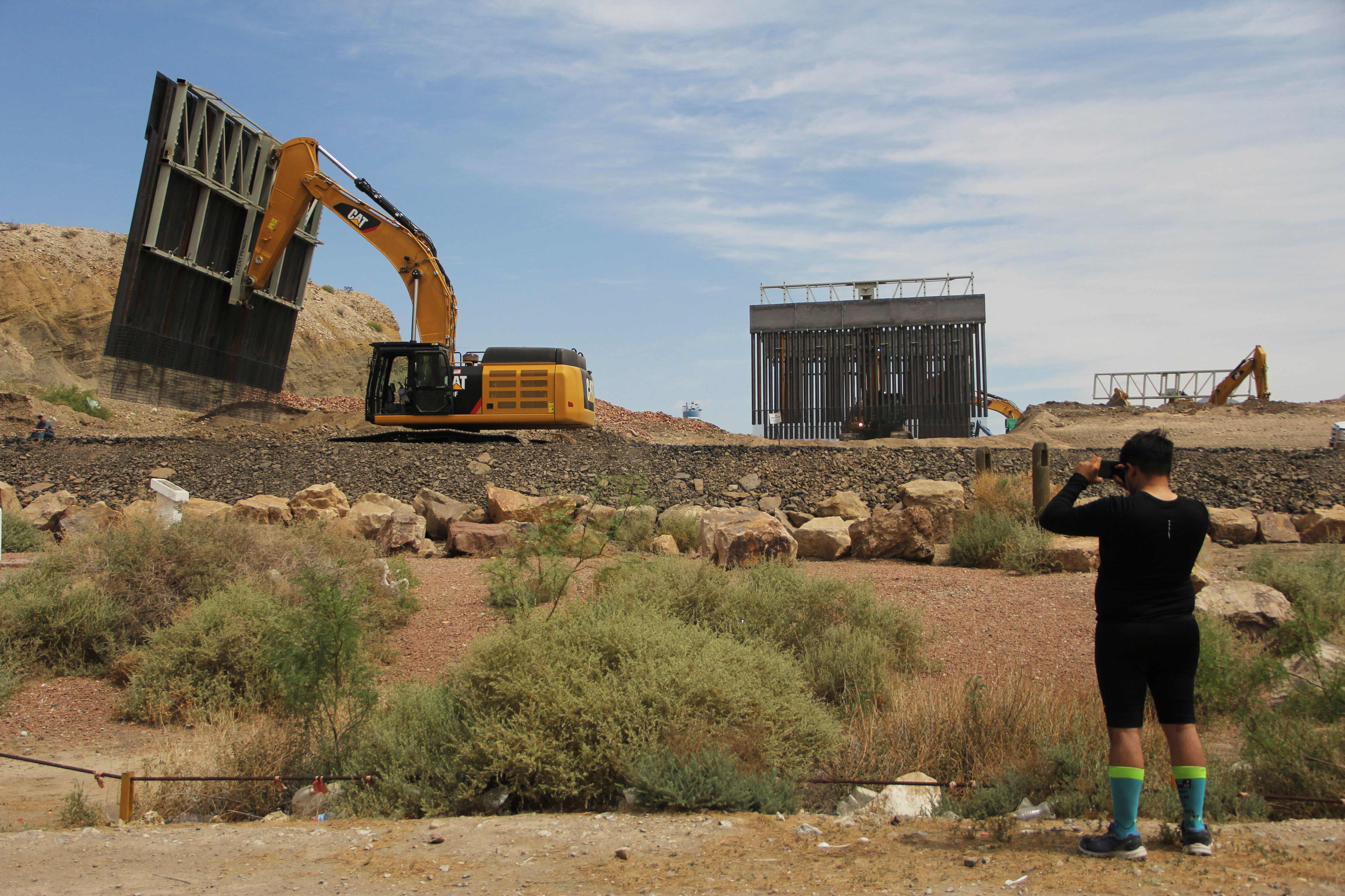 Maquinaria y operarios trabajan en la instalación del muro privado entre Nuevo México y Texas. (Foto Prensa Libre: AFP)