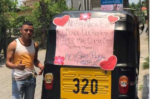 Juan Gallardo junto a su mototaxi en el que brindó viajes gratuitos a las madres. (Foto Prensa Libre: Dony Stewart).