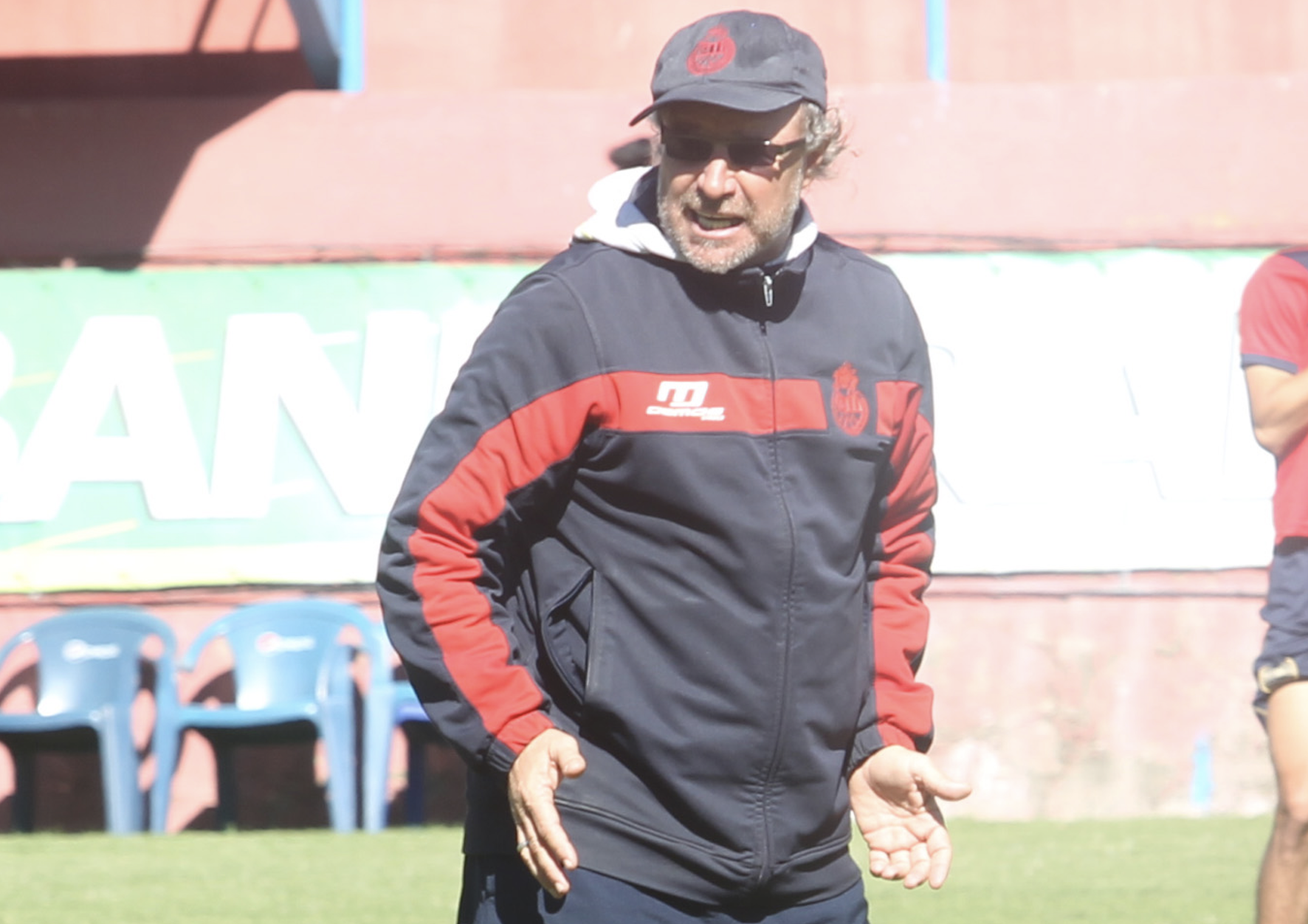 Gustavo Machaín dirige un entrenamiento de Municipal durante su etapa como entrenador del equipo mayor de los rojos. (Foto Prensa Libre: Jorge Ovalle)