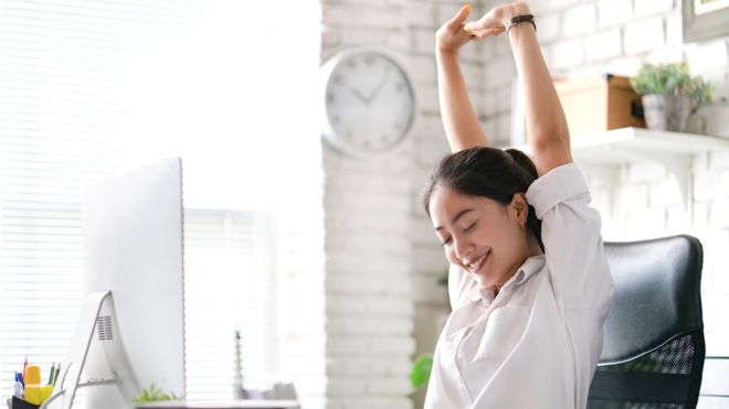 Estirarse, dar un paseo o ver un vídeo son actividades cortas que mejorarán tu bienestar a lo largo de la jornada de trabajo. (GETTY IMAGES)