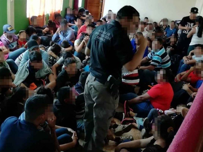 Los migrantes estaban hacinados en una vivienda de Ecatepec. (Foto: FGR)