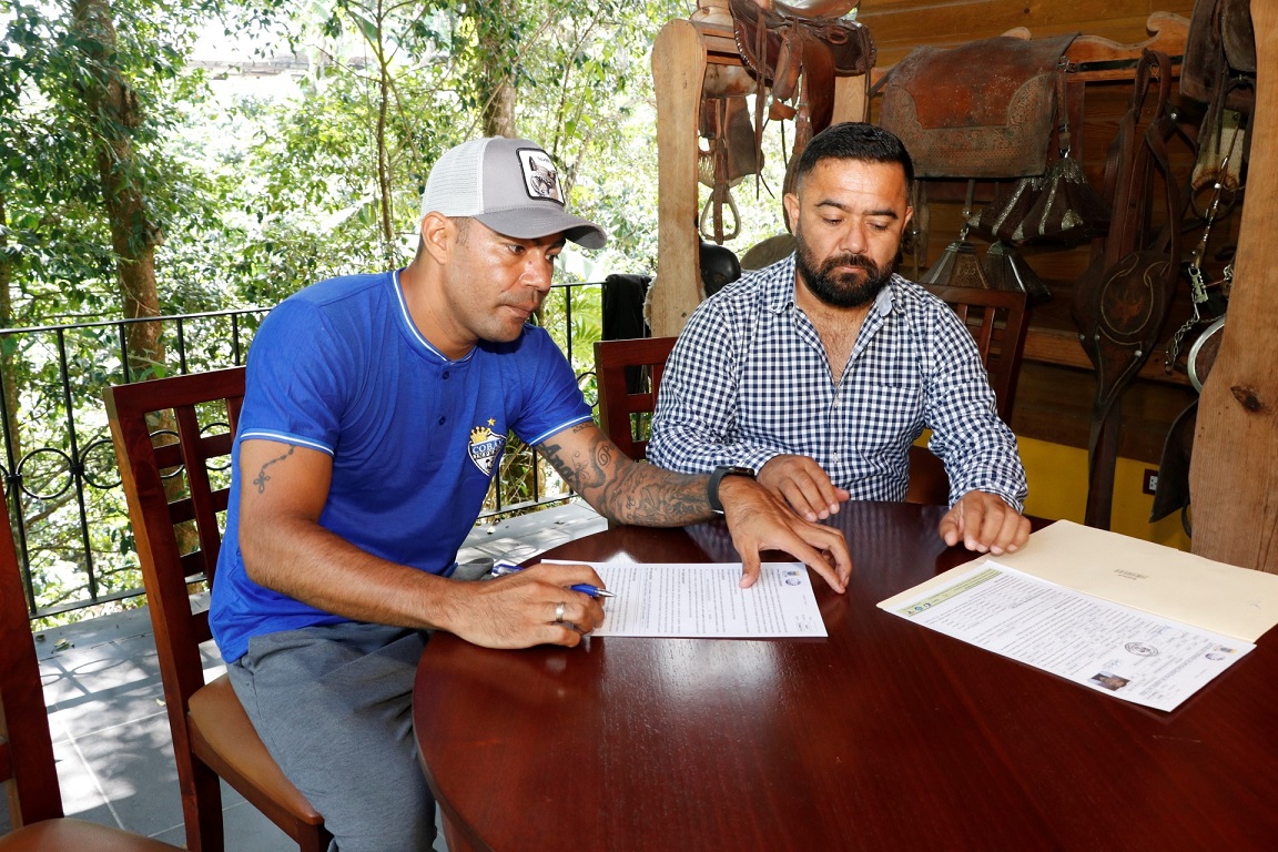 Paulo César Motta posa con la camisola de Cobán Imperial. (Foto Prensa Libre: Eduardo Sam)