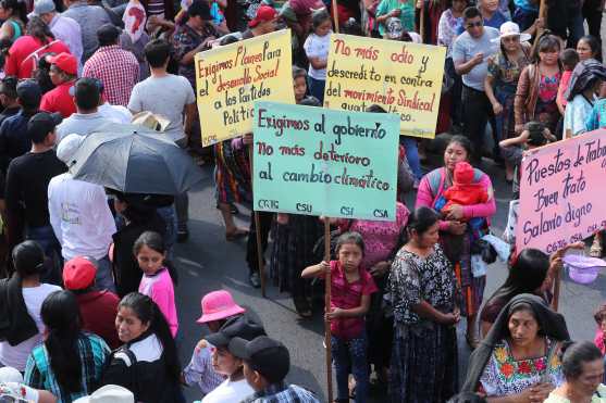 Algunos niños portando pancartas participaron en la manifestación. 