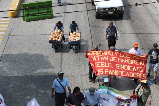 Vendedores aprovechan a vender sus productos en la marcha del Día del Trabajo.