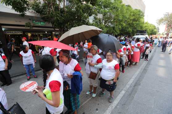 Varias mujeres participaron durante la marcha exigiendo el respeto a sus derechos. 