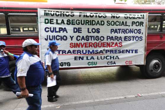 Pilotos del servicio de transporte público conmemoran el  Primero de Mayo.