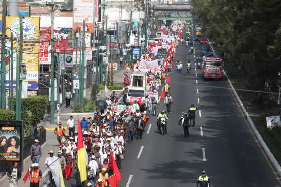 Los inconformes ingresan a la capital y complican el paso de vehículos.