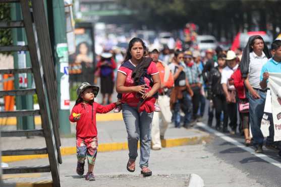 Cientos de kilómetros han caminado las personas para llegar a la capital. 