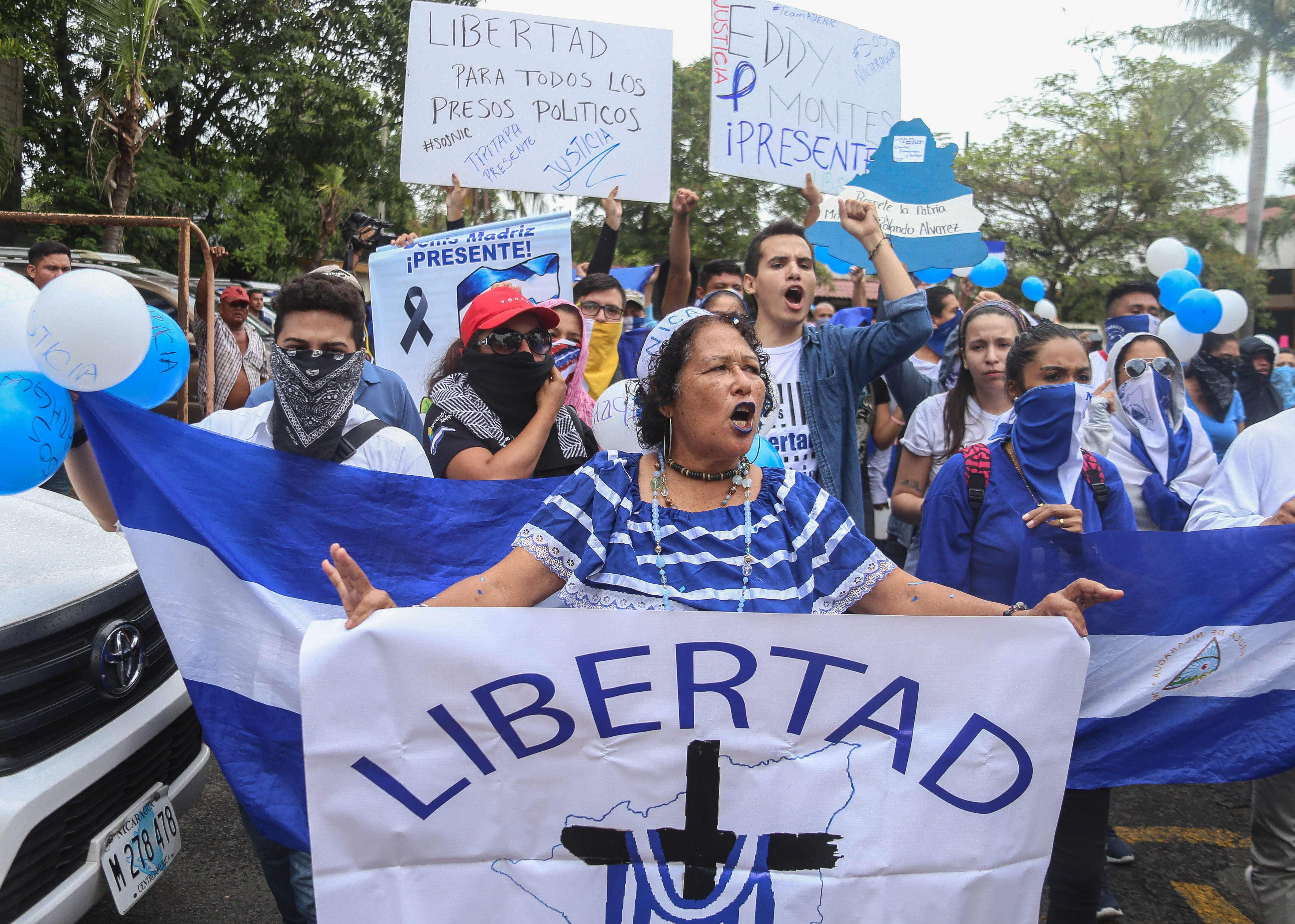 La oposición de Nicaragua se movilizó el domingo para aumentar la presión sobre el gobierno del presidente Daniel Ortega para que libere a los prisioneros según lo acordado en las conversaciones de paz entre las dos partes. (Foto Prensa Libre: AFP)