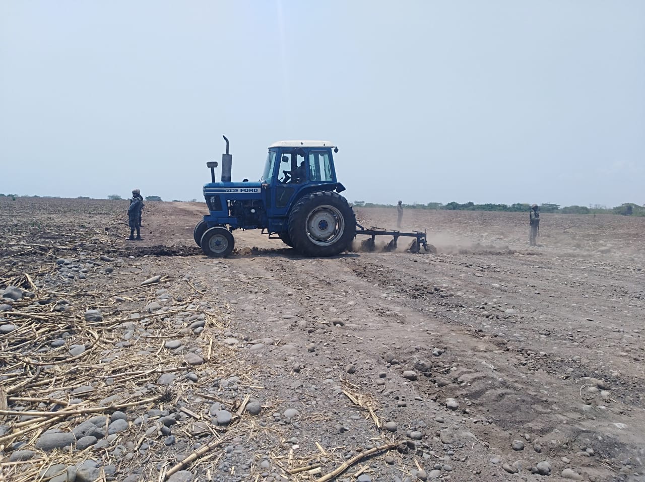 Integrantes de El Ejercito destruyen pista clandestina en Mazatenango. (Foto Prensa Libre: Cortesía). 