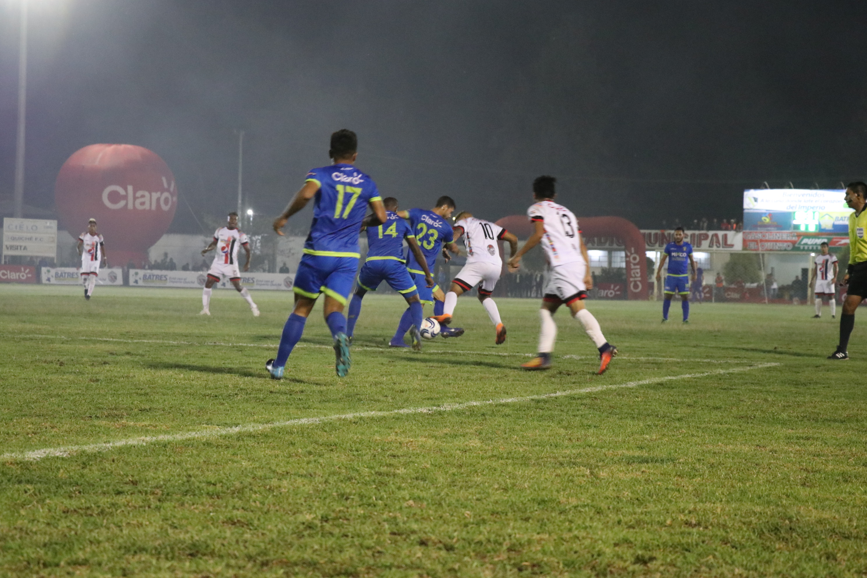 Mixco disputó la final de ida del Clausura 2019 contra Quiché FC, el pasado jueves, en el estadio municipal de Santa Cruz. Pese a que perdió el duelo 3-1, el cuadro chicharronero fue declarado monarca porque el conjunto quichelense fue excluido del torneo (Foto Prensa Libre: Héctor Cordero)