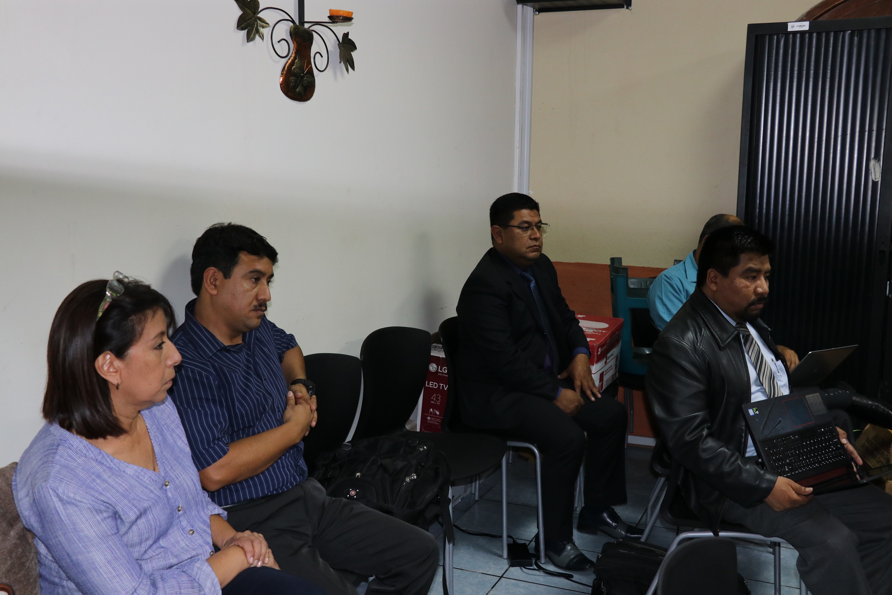 Los concejales de San Miguel Dueñas, Sacatepéquez, Ana Johana Vásquez Girón y Edgar Amilcar García Ortiz integraron la Comisión de Finanzas y quedaron ligados a proceso por incumplimiento de deberes. (Foto Prensa Libre: Julio Sicán)