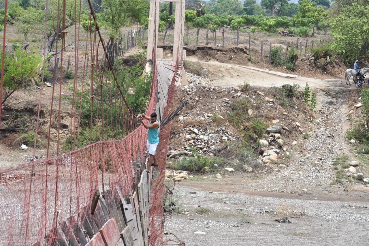 Un vecino se arriesga al cruzar el puente dañado en San Pablo, Zacapa. (Foto Prensa Libre: Mario Morales)