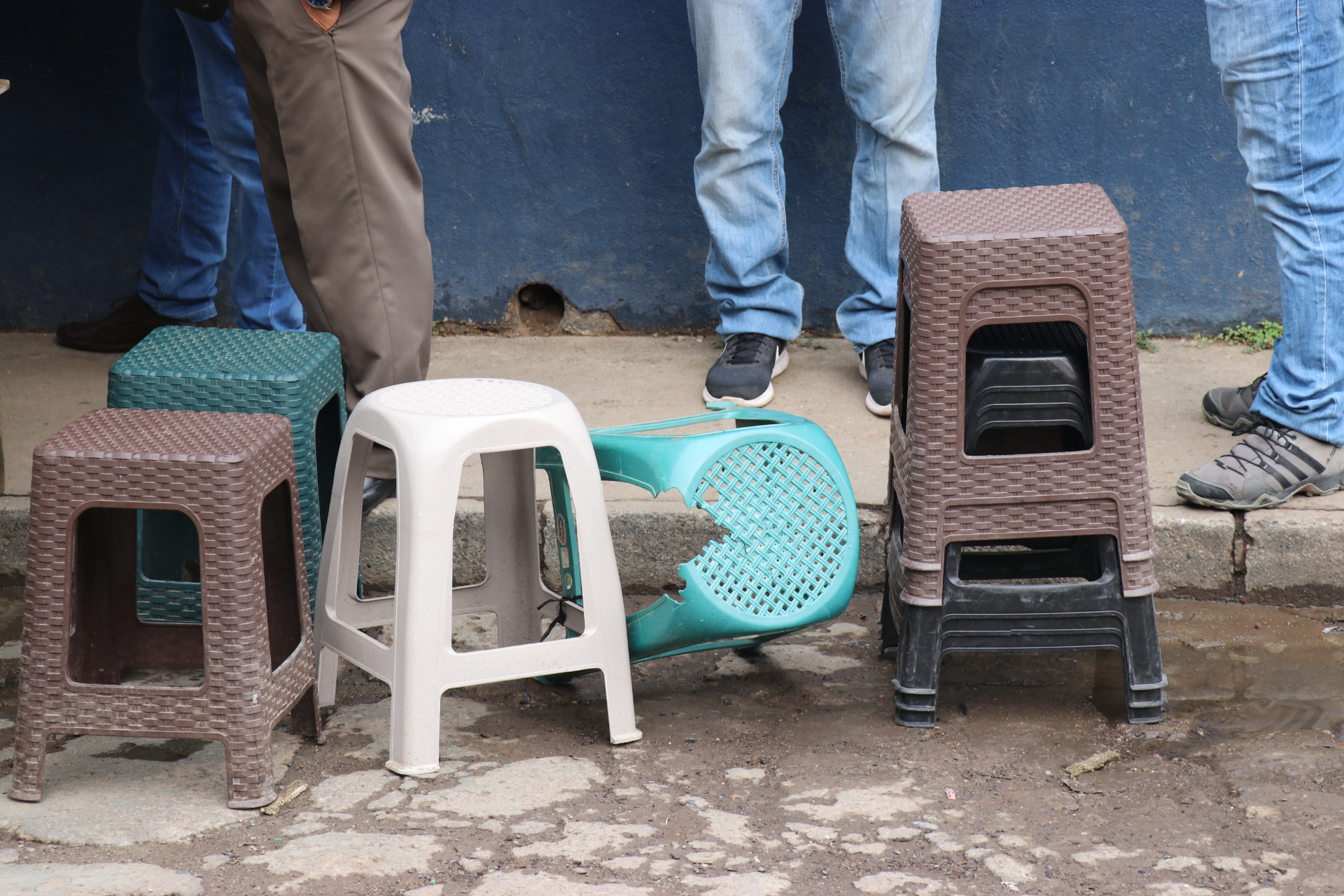 Retiran bancos que eran utilizados para apartar lugar frente a la SAT de Quiché y cobrarle a los usuarios por el espacio. (Foto Prensa Libre: Héctor Cordero).