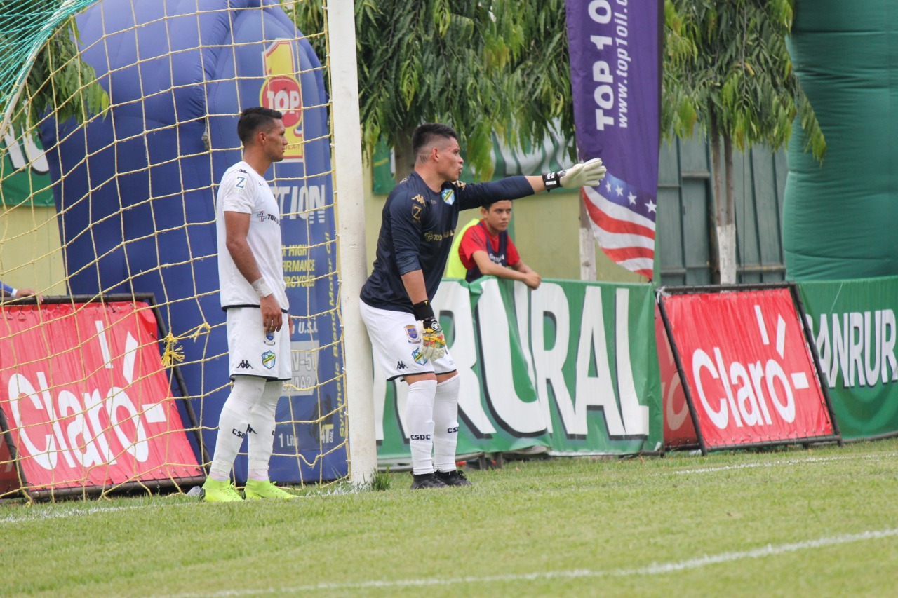 Robín Betancourth terminó el partido contra Guastatoya de portero, tras la expulsión de Javier Irazún. (Foto Prensa Libre: Luis López).