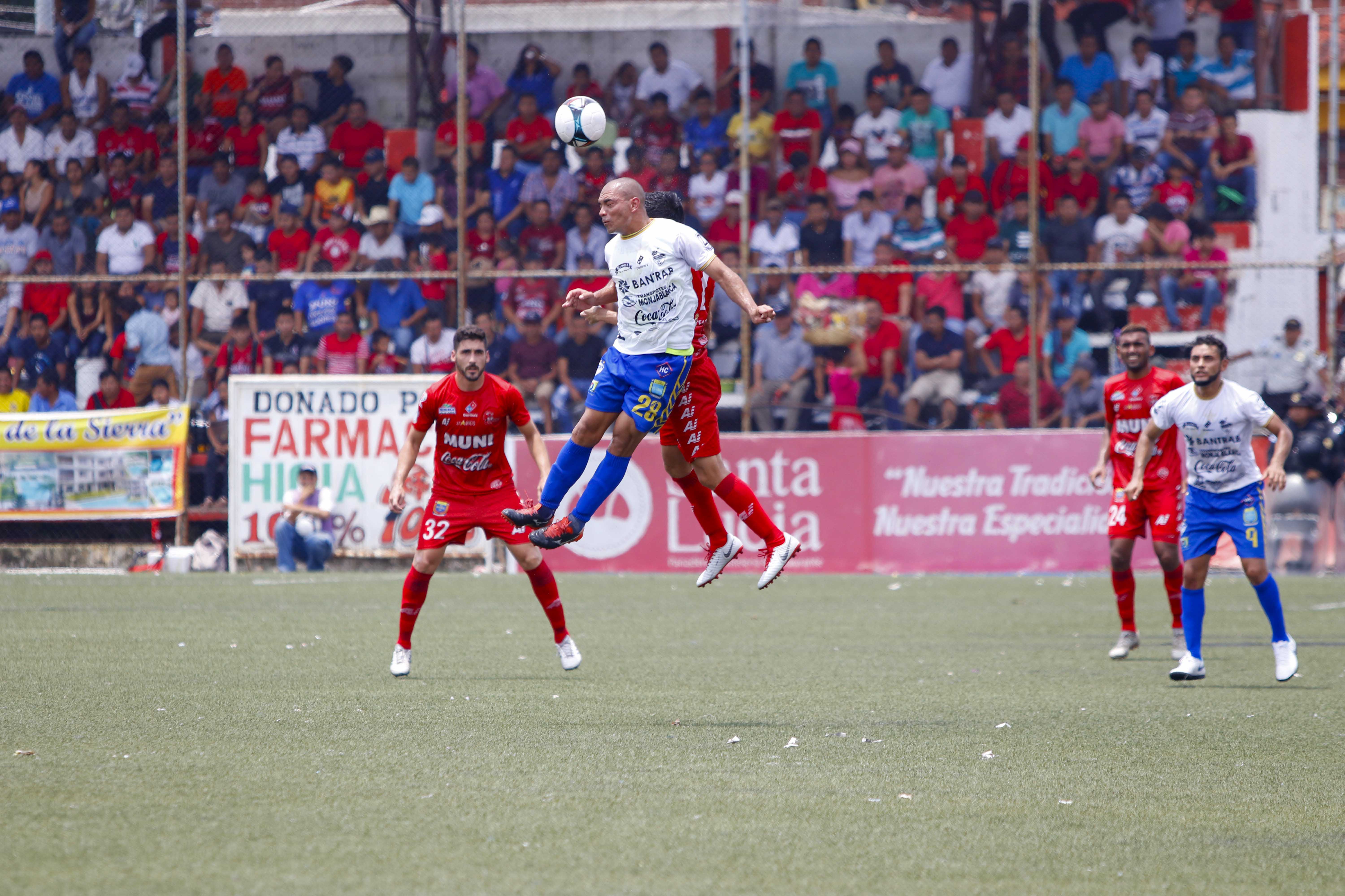 Acción durante el partido entre Malacateco y Cobán. (Foto Prensa Libre: Rolando Miranda)