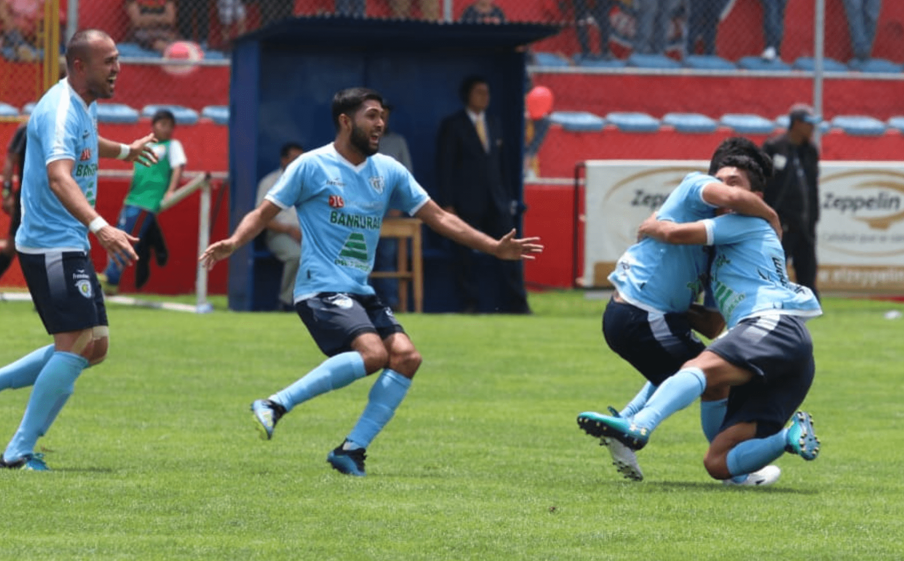 Juan Carlos Silva celebras junto a sus compañeros después de anotar el gol del empate contra Sanarate FC. (Foto Prensa Libre: Raúl Juárez) 