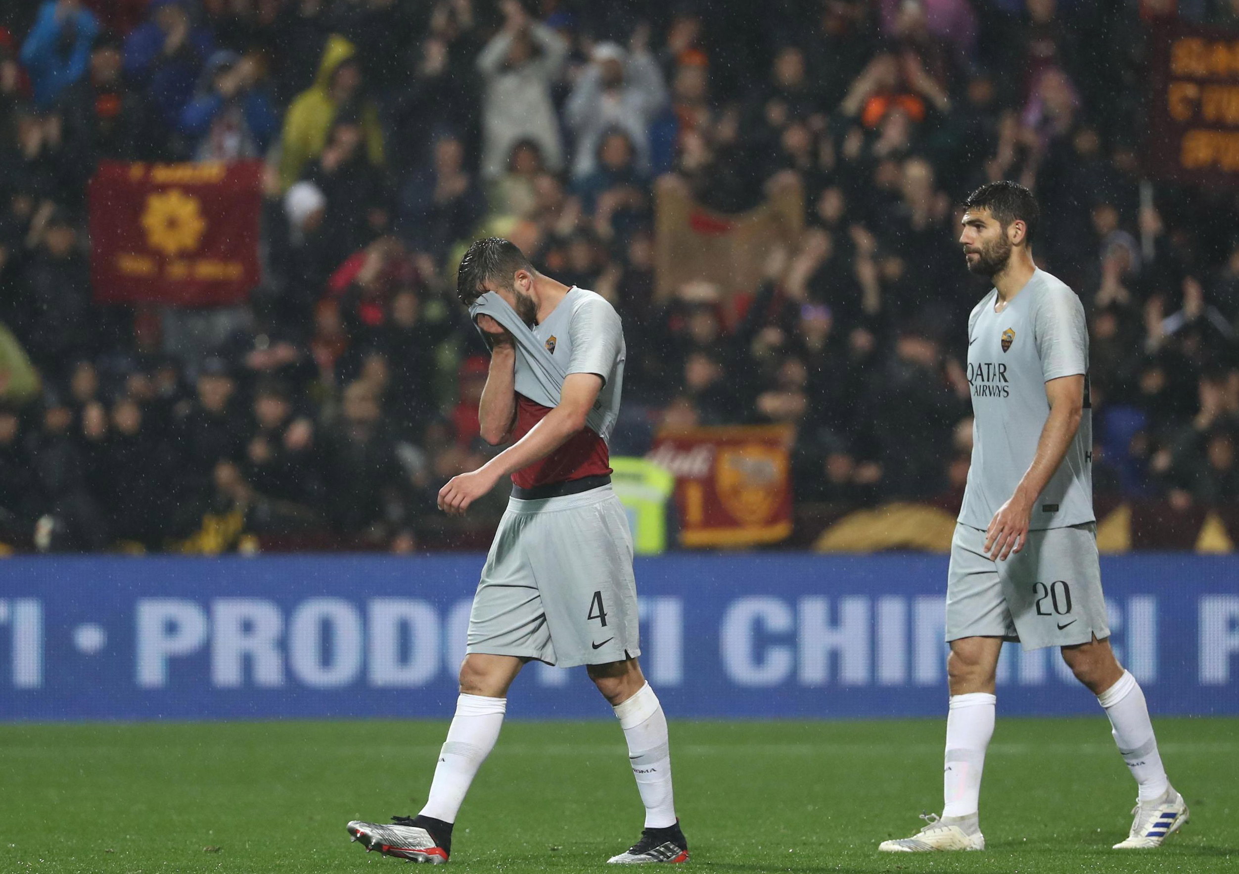 Jugadores del AS Roma lucen con desconsuelo después del empate contra el Sassuolo. (Foto Prensa Libre: EFE).