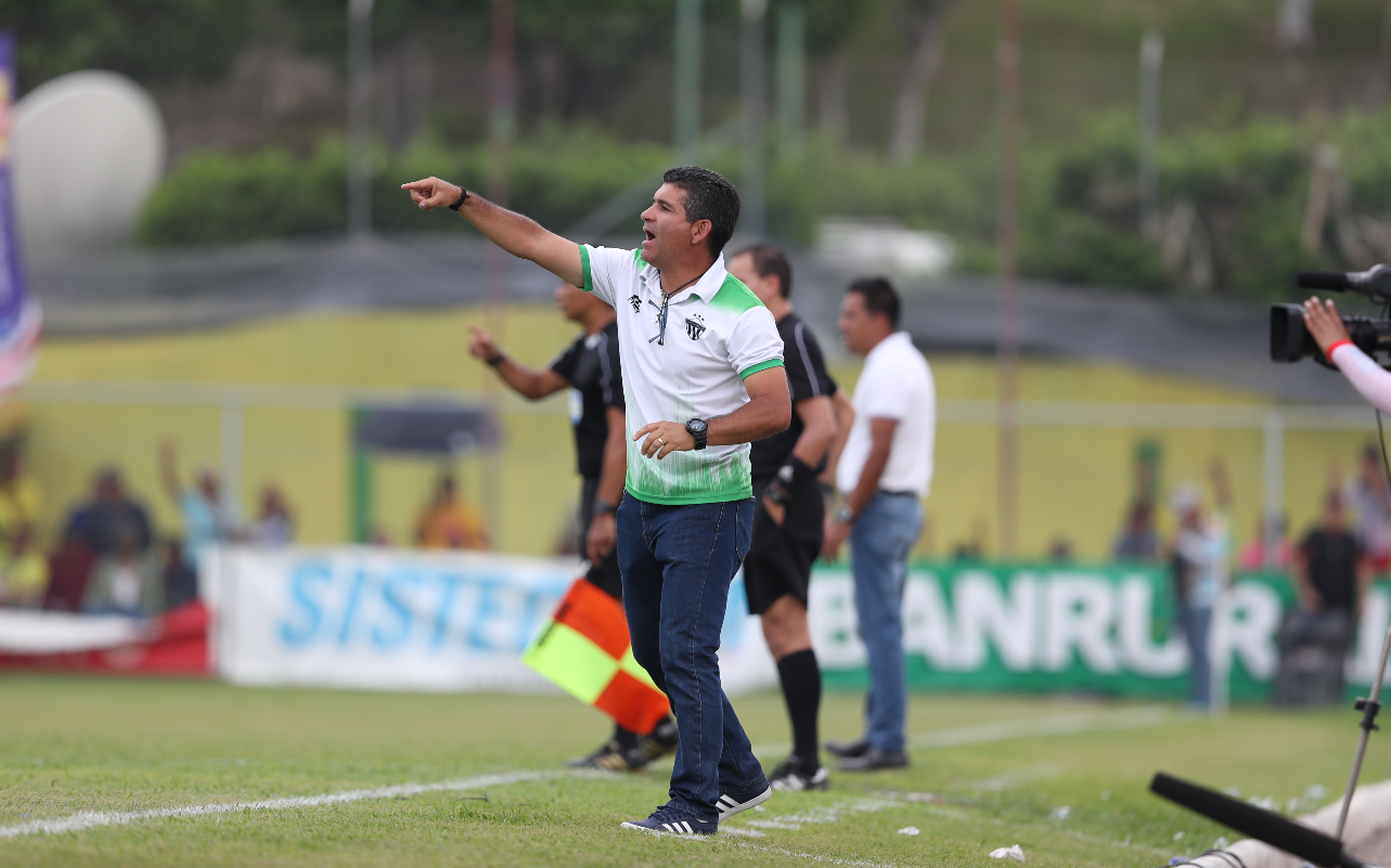 El entrenador mexicano Juan Antonio Torres Servín aseguró que a su equipo en todos lados "lo han acuchillado". (Foto Prensa Libre: Francisco Sánchez)