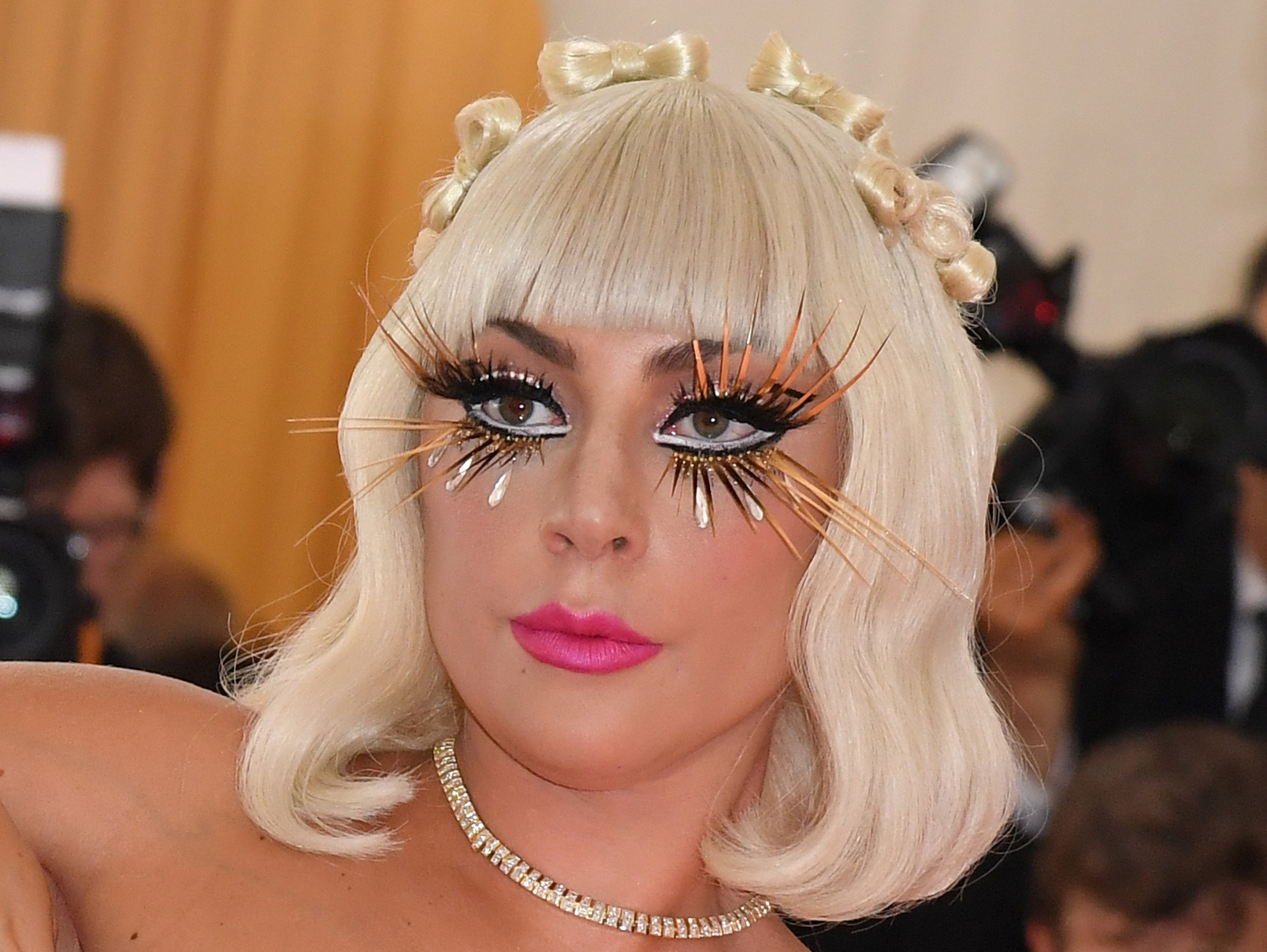 Además de sus extravagantes atuendos, Lady Gaga, también lució unos accesorios impactantes en las pestañas. (Foto Prensa Libre: AFP)