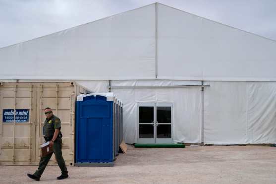 Un agente de la Patrulla Fronteriza de los EE. UU. Camina fuera del nuevo establecimiento de retención temporal. Foto Prensa Libre: AFP 