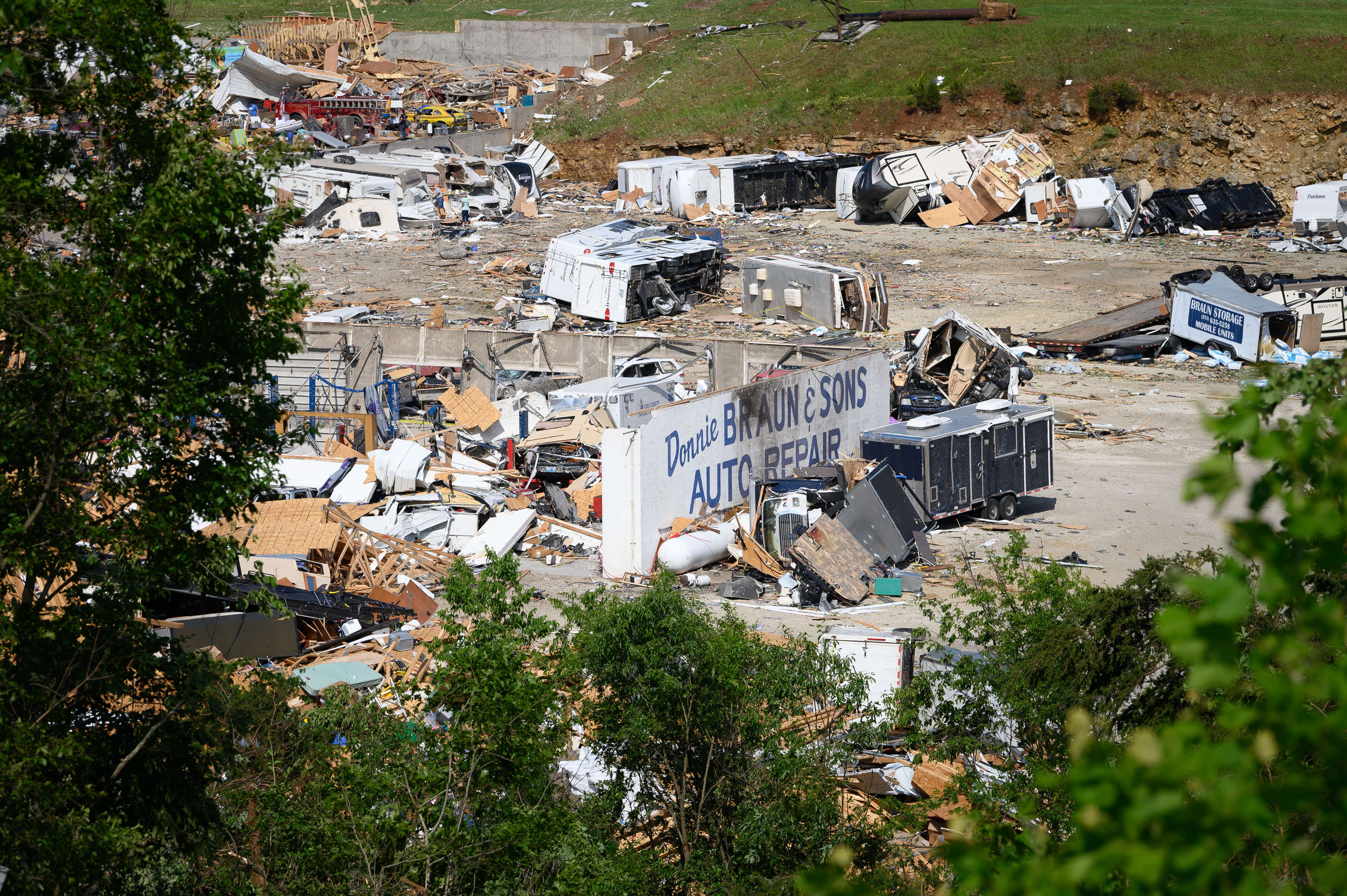 Al menos tres personas murieron tras el paso del tornado. (Foto Prensa Libre: AFP)