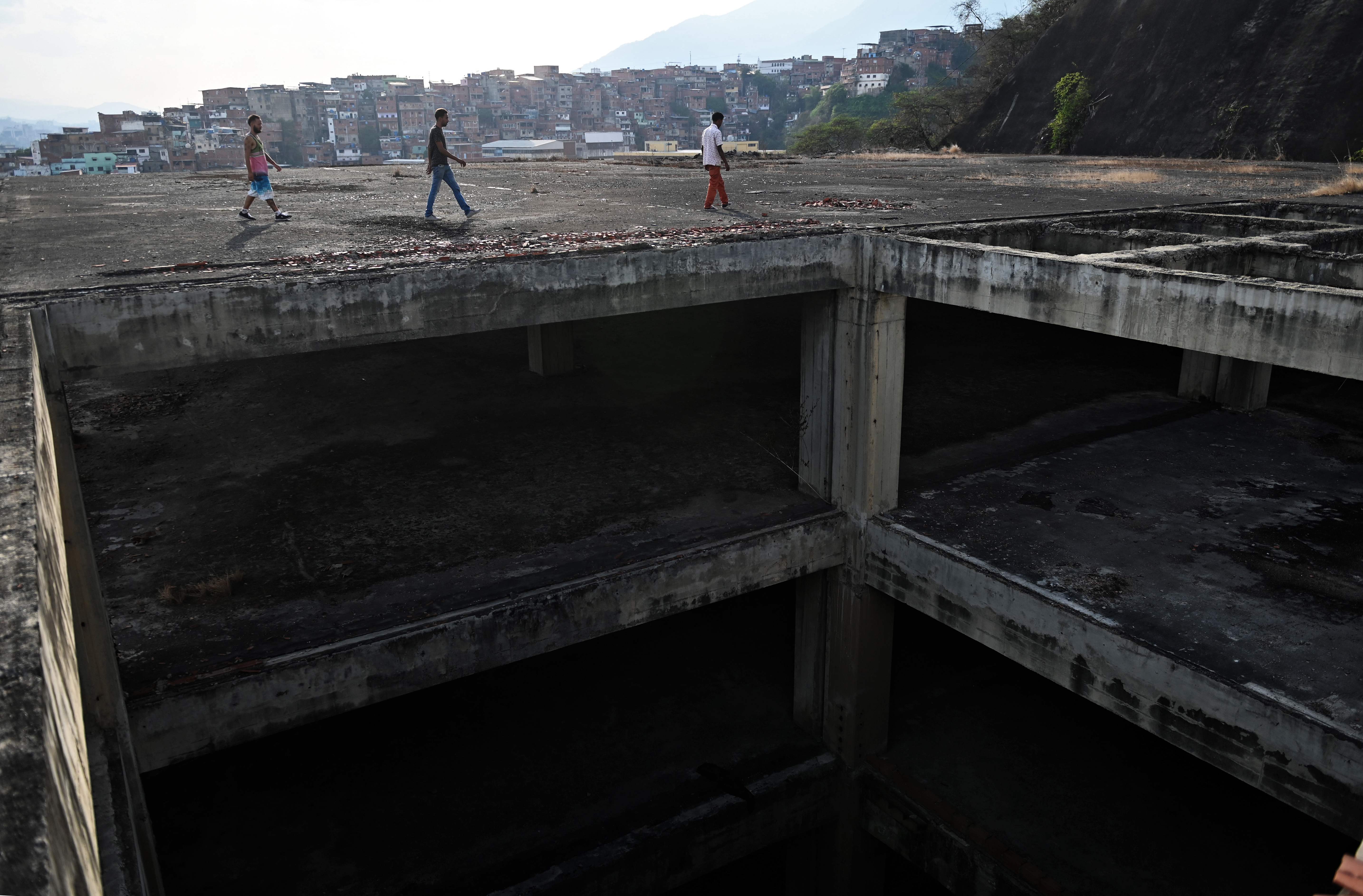 Jóvenes caminan sobre uno de los edificios ocupados. (Foto Prensa LIbre: AFP)