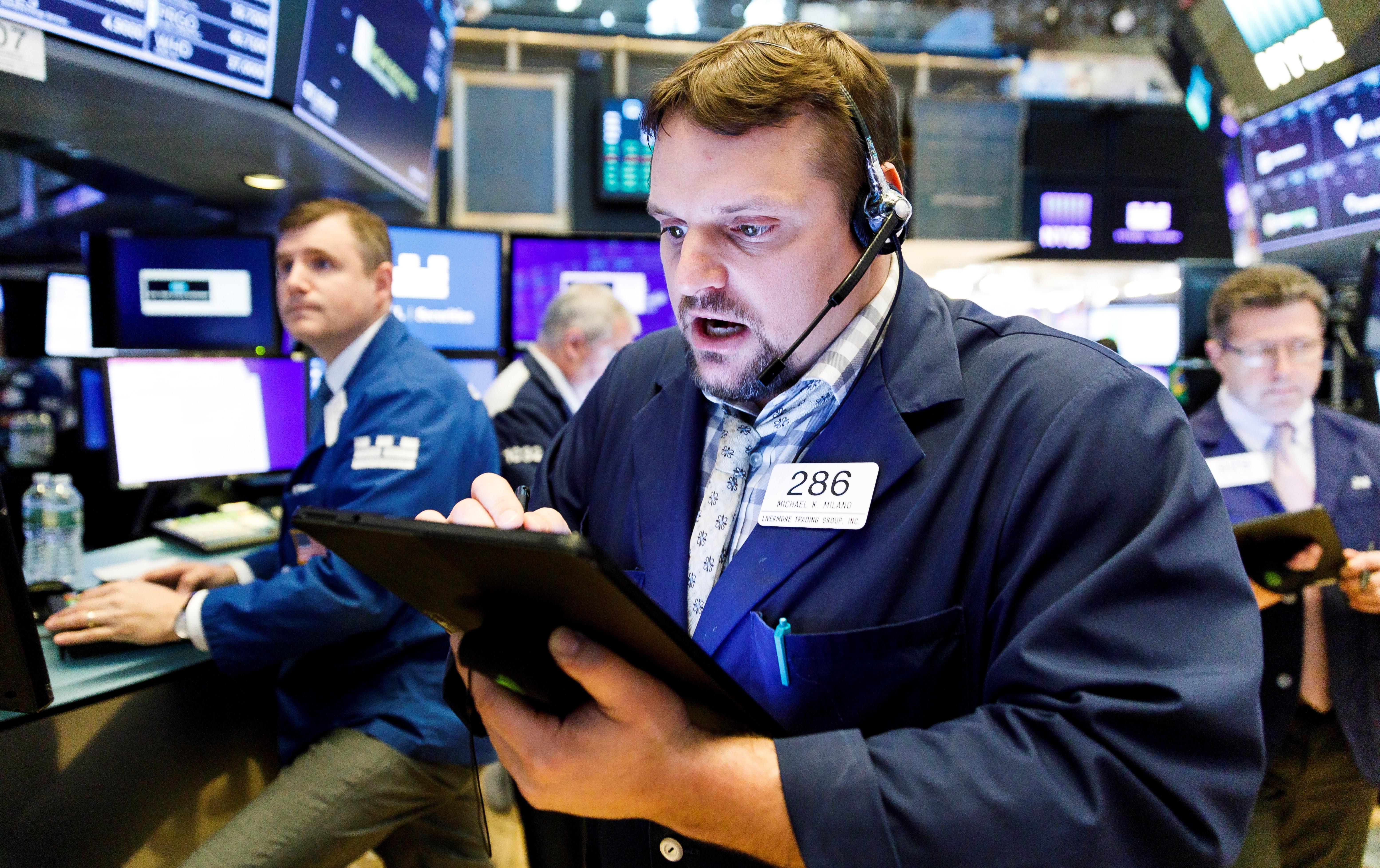 Wall Street abrió este 6 de mayo con pérdidas y el Dow Jones de Industriales, su principal indicador, descendía un 1.45%, en una jornada claramente marcada por las amenazas del presidente Donald Trump de subir los aranceles a China a un 25%. (Foto Prensa Libre: EFE)