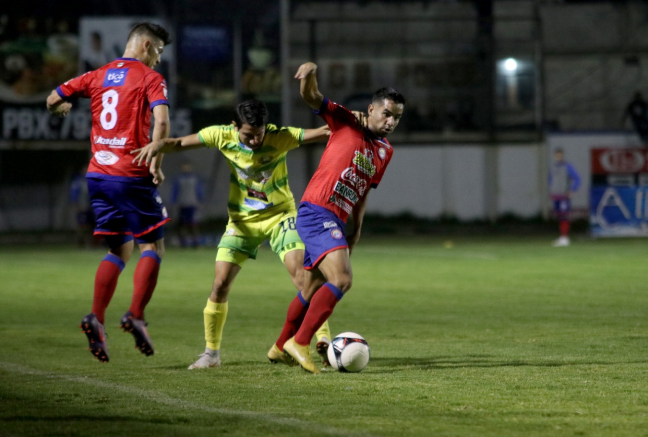 Xelajú MC le arruinó la fiesta a ChIantla con un empate que aumenta el suspenso por el descenso en la última jornada. (Foto Prensa Libre: Mike Castillo)