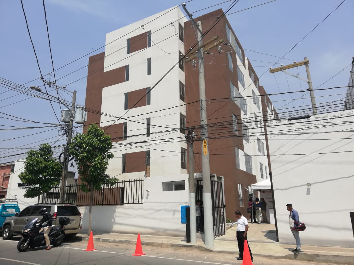 El edificio de apartamentos se encuentra en la 15a venida y 7a. calle de la zona 6.(Foto Prensa Libre: José Patzán)