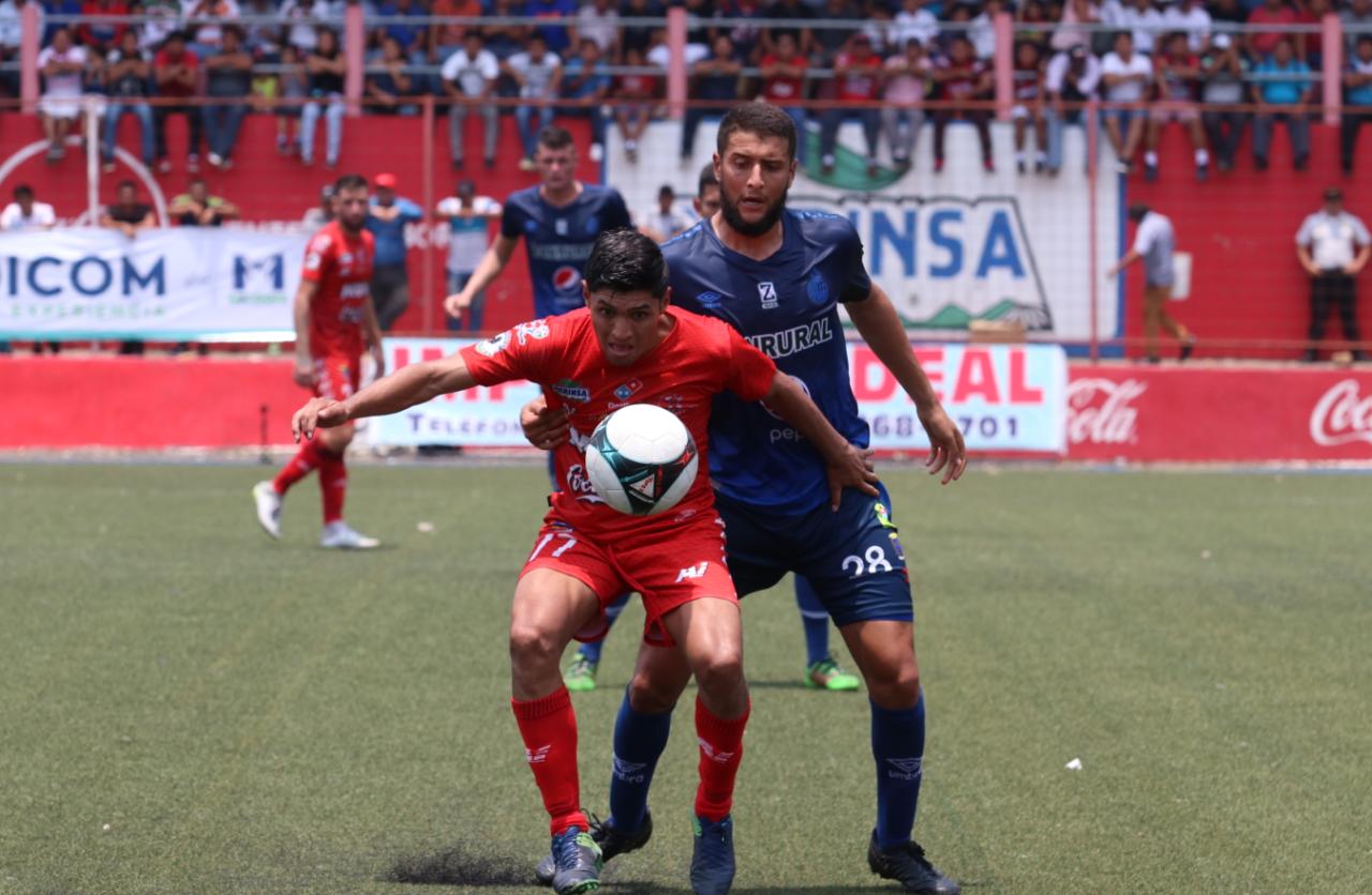 José Longo, volante de Malacateco, protege el balón del asedio de Jefrey Payeras, zaguero de Municipal (Foto Prensa Libre: Raul Juárez)