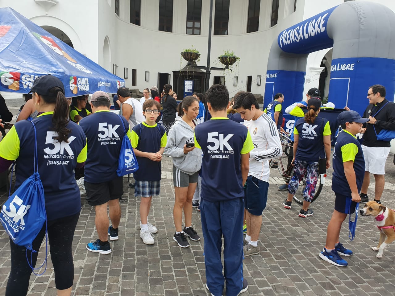 Familias se preparan para participar en la carrera 5K organizada por Prensa Libre. (Foto: Prensa Libre: Dadiana Cabrera)