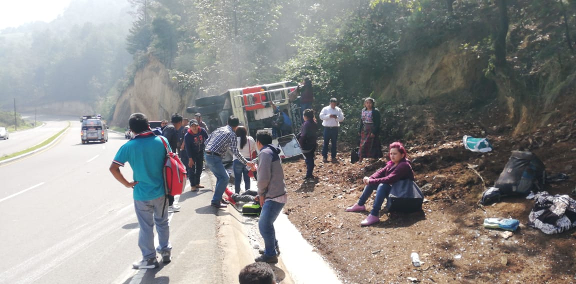 El accidente en la ruta Interamericana dejó seis personas heridas. (Foto: Bomberos Municipales Departamentales).