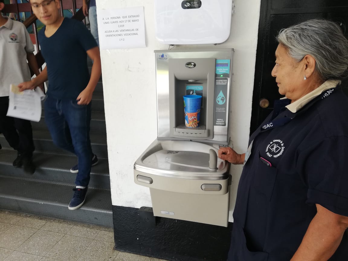 Los bebederos o llena pachones están ubicados en las escuelas y facultades de la USAC.(Foto Prensa Libre: José Patzán)