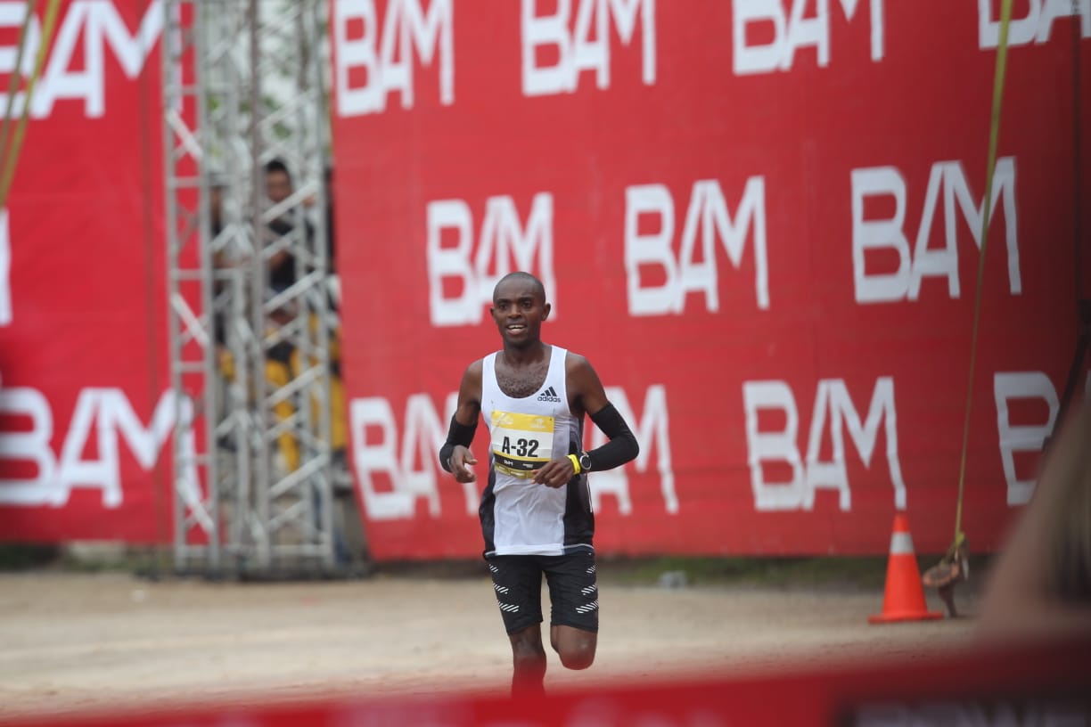 El keniata Daniel Muteti dominó el Medio Maratón de Cobán en su edición 2019. (Foto Prensa Libre: Norvin Mendoza)