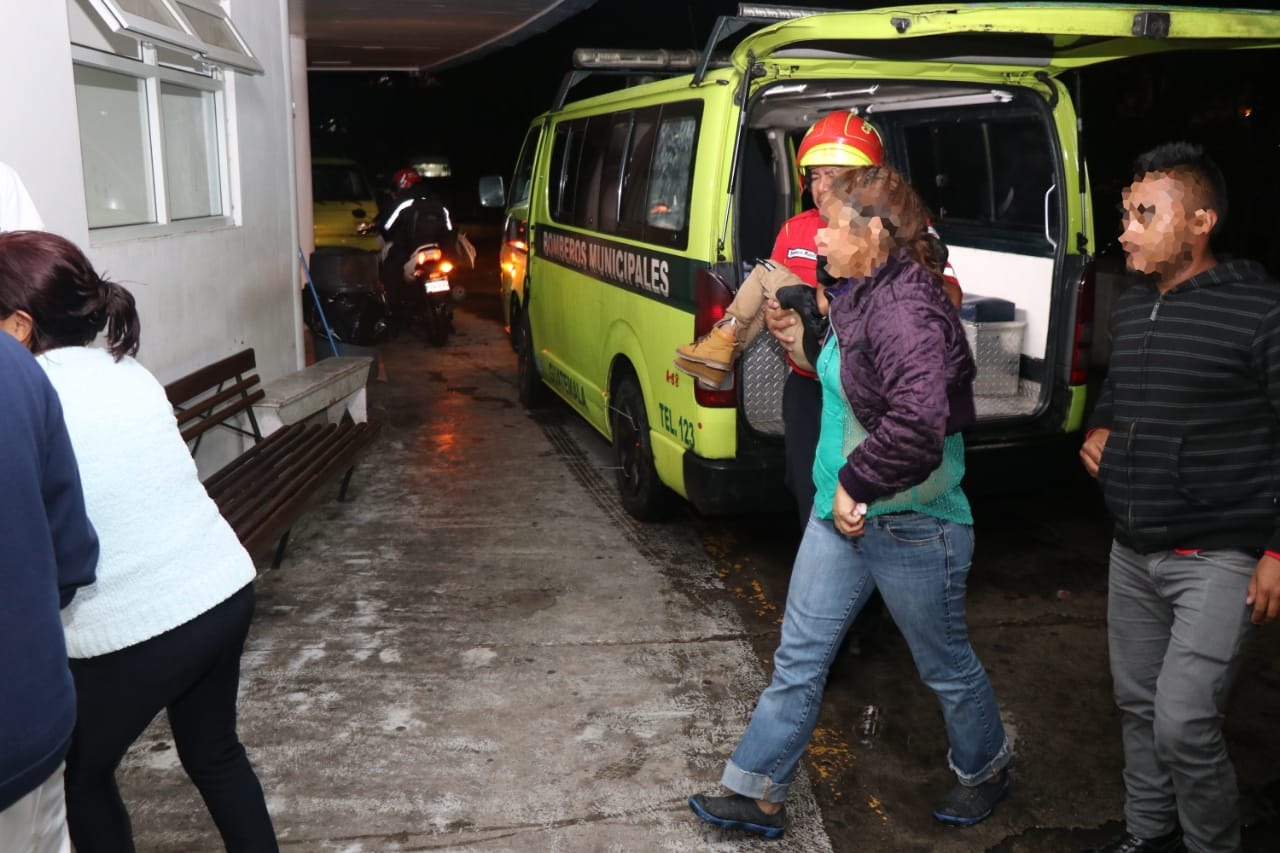 Socorristas cargan en brazos a uno de los menores heridos. (Foto: Bomberos Municipales)